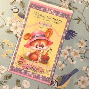 Cartão RARO vintage por volta dos anos 1980 de 'feliz aniversário' com design kitsch de coelho, rato e joaninha - doce saudação - um cartão nostálgico para guardar