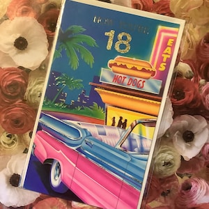 RARE carte d'anniversaire « Vous avez 18 ans » vintage des années 1980 avec une voiture américaine rétro FABULEUSE et un design d'usine de hot-dogs - carte rétro nostalgique amusante