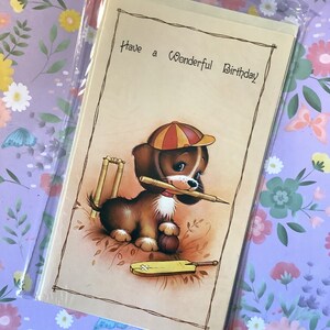 RARA cartolina d'epoca degli anni '70 circa con la scritta "Buon compleanno" - Grazioso design retrò kitsch raffigurante un "cane che gioca a cricket" con un berretto - Appassionato di cricket