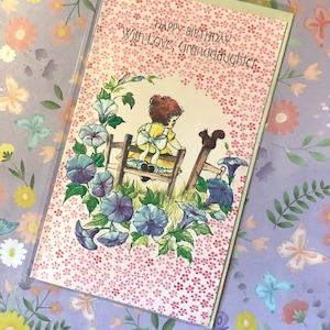 RARA cartolina vintage degli anni '70 circa "Buon compleanno con amore, nipote" - Bambina carina, scoiattolo e motivo floreale - Cartolina d'amore vintage