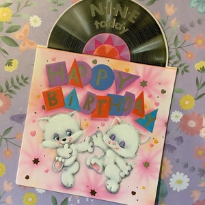 ZELDZAME vintage/retro kaart 'Happy Birthday 9 Today' uit circa jaren 1970 - schattig, kitsch ontwerp van dansende katten - katten/muziek/dansliefhebber kaart - lief vers