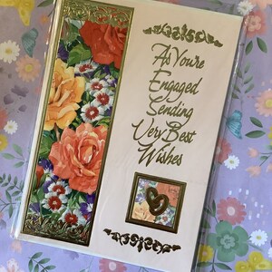 Biglietto d'auguri vintage circa anni '90 "Come sei impegnato a inviare i migliori auguri" con un bel design floreale con dettagli in rilievo dorati - Versetto dolce -