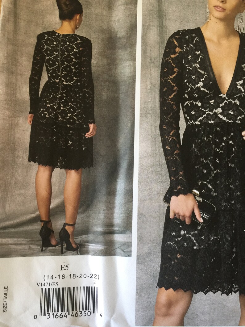 Pu&ograve; includere: Un abito nero in pizzo con scollo a V e maniche lunghe. L'abito ha un corpetto aderente e una gonna svasata. L'abito &egrave; mostrato su una modella con una pochette nera.