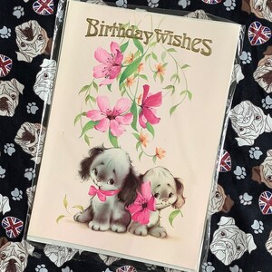 ZELDZAME grote echte vintage/retro kaart 'Verjaardagswensen' uit circa jaren 1970 - kitsch/retro/schattige honden en roze bloemdessin - retro/vintage/Dog Lover-kaart