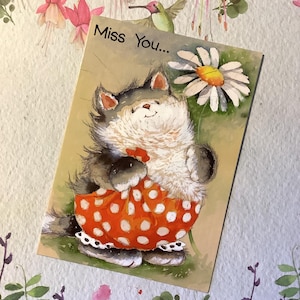 Rara cartolina vintage degli anni '90 circa con la scritta "Miss You" raffigurante un adorabile gatto che tiene in mano una margherita, disegnata da Margaret Sherry - decorata all'interno - Biglietto per amanti dei gatti