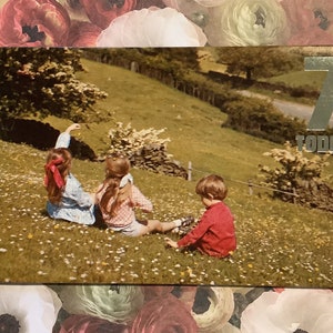 ZELDZAME vintage/retro circa 1970 '7 vandaag' verjaardagskaart - schattige kinderen op een heuvel retro fotokaart - een kaart om te houden - nostalgische kaart - tv-rekwisiet