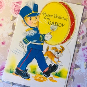 FABULOSO cartão de aniversário vintage/retro dos anos 80 "Feliz Aniversário, Querido Papai" - Design fofo de baterista de banda marcial - Verso doce - Amante do vintage