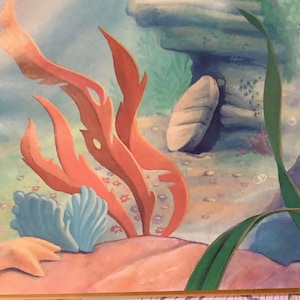 Pu&ograve; includere: Una scena sottomarina con una grande formazione rocciosa, alghe rosse e una stella marina sul fondo dell'oceano. La scena &egrave; dipinta in uno stile fantasioso con colori tenui.