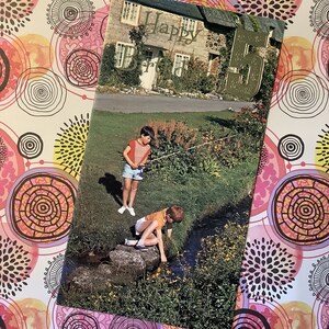 Carte photo rétro « Happy Birthday 5 » vintage des années 1970 extrêmement rare avec 2 enfants qui pêchent - carte nostalgique à garder - SANS ENVELOPPE
