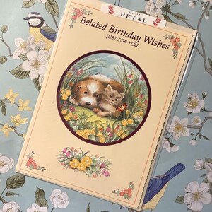 Tarjeta rara vintage/retro de los años 80 con el mensaje «Deseos de cumpleaños tardíos solo para ti» con un bonito diseño de gato y perro. Tarjeta divertida para amantes de los perros y los gatos. Tarjeta nostálgica