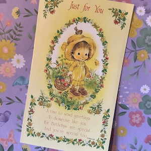RARE Vintage/Retro Circa 1970 'Just for You' Super fofo estilo 'Holly Hobbie' para menina e cartão de aniversário com design floral e verso doce