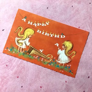 RARO cartão de aniversário retrô/vintage por volta dos anos 1970 - ADORÁVEIS garotas loiras kitsch e design floral descolado - Nostalgia dos anos 70 - Cartão divertido para emoldurar