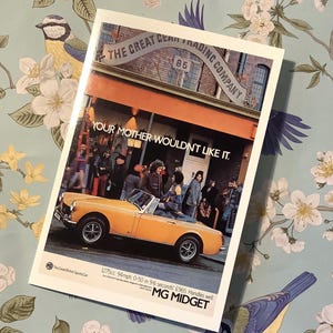 Cartolina vuota con riproduzione di una pubblicità del 1971 per l'auto "MG Midget" - Una cartolina insolita da inviare o incorniciare - Proprietario o fan dell'auto MG Midget