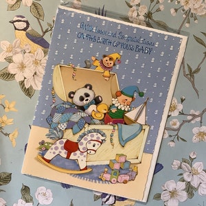 RARA cartolina vintage degli anni '80 circa 'Con amore e congratulazioni per la nascita del tuo bambino' - Design super carino di giocattoli e scatole di giocattoli - Amanti vintage