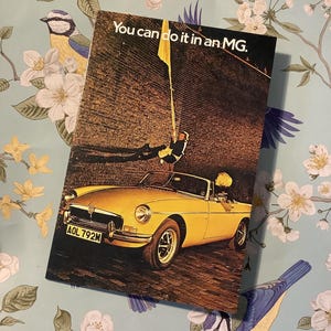 Cartolina vuota con riproduzione di una pubblicità del 1974 per l'auto "MGB Roadster" - Una cartolina insolita da inviare o incorniciare - Proprietario di un'auto MGB Roadster