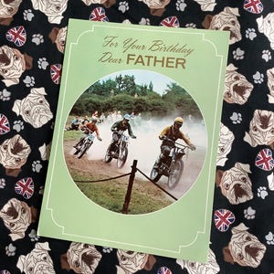 RARO cartão de aniversário retrô vintage tamanho A4, da década de 1960, com foto de pai, apresentando uma divertida corrida de motocross - verso sentimental dentro