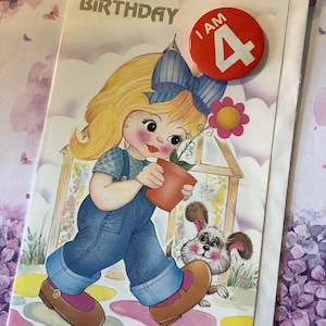 Cartão RARO Vintage/Retro dos anos 70 'Feliz Aniversário' Completo com Emblema I AM 4! Design Fofo de Garota e Cachorro 'Olhos Grandes'! Cartão Super Kitsch Para Qualquer Idade