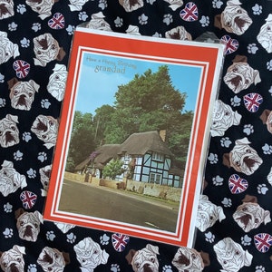 EXTREMAMENTE RARO Vintage/Retro Circa 1970s Grande Cartão "Tenha um Feliz Aniversário, Vovô" - Cartão de Foto Impressionante Cottage - Cartão de Aniversário Incomum