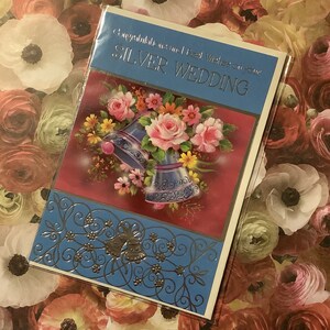 ZELDZAME vintage/retro, circa jaren 1970 ongebruikte 'Gefeliciteerd en beste wensen met je zilveren bruiloft'-kaart - mooie klokken en bloemdessin - mooi vers