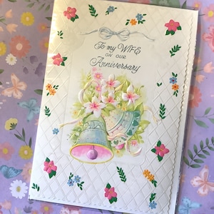 Cartão raro vintage/retro dos anos 80 "Para minha esposa em nosso aniversário" - Design com sinos bonitos, flores e pombas - Verso doce - Cartão nostálgico