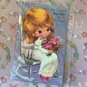 Estremamente RARA cartolina d'epoca degli anni '70 di Raphael Tuck "Da tua figlia mamma per la festa della mamma" - Graziosa ragazza kitsch con design floreale - Versetto dolce