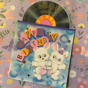 ZELDZAME vintage/retro kaart 'Happy Birthday 9 Today' uit circa jaren 1970 - schattig, kitsch ontwerp van dansende konijnen - kaart konijn/muziekliefhebber - lief vers