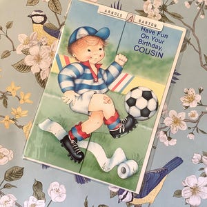 RARE Vintage Circa 1980s 'Divirta-se no seu aniversário, primo' cartão - lindo jogador de futebol design menino - retrô/futebol/nostalgia amoroso primo