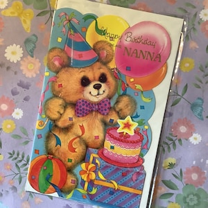 Cartão RARE Vintage/Retro Circa 1980 'Happy Birthday Dear Nanna' com lindo design de urso e bolo - Nostalgia/Vintage Lover Nanna - Sweet Verse