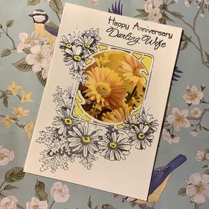 RARO e STUPENDO Originale Vintage Circa anni '70 'Buon Anniversario Moglie Cara' Biglietto Fotografico Floreale Giallo a Quattro Pieghe - Versetto Dolce Decorato All'Interno