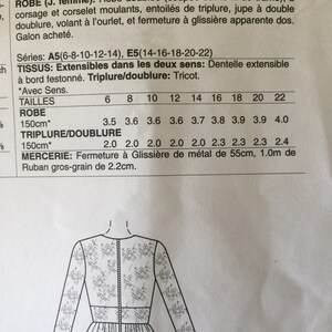 Pu&ograve; includere: Un cartamodello per un abito con maniche lunghe e gonna. Il cartamodello include istruzioni per le taglie dalla 6 alla 22. Il cartamodello &egrave; per un abito foderato e con una cerniera. Il cartamodello include anche istruzioni per la realizzazione della fodera e della cerniera.