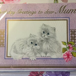RARA cartolina vintage degli anni '80 'Auguri di compleanno alla cara mamma' - Simpatico gattino persiano e disegno floreale - Versetto dolce - Gatto/Mamma amorevole vintage