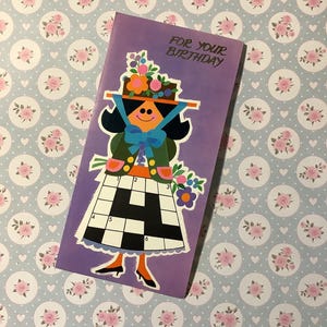 RARO vero vintage retrò circa anni '70 "Per il tuo compleanno" biglietto con ADORABILE donna che indossa una gonna da cruciverba! Biglietto per fan della nostalgia