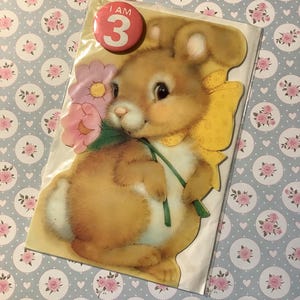 Seltene Vintage 1970s Karte zum 3.Geburtstag mit I AM 3 Anstecker! ENTZÜCKENDES Kaninchen-u. Blumenmuster - süßer Vers innen - Feier-Kunst-Karte