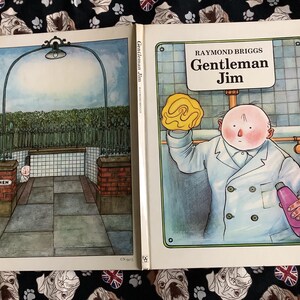 Puede incluir: Libro infantil abierto con ilustraciones de "Gentleman Jim" de Raymond Briggs. Una p&aacute;gina muestra a un hombre con bata blanca sosteniendo una esponja y una botella. La otra p&aacute;gina muestra la entrada a un ba&ntilde;o p&uacute;blico.