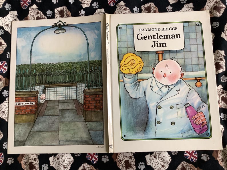 Puede incluir: Libro infantil abierto con ilustraciones de "Gentleman Jim" de Raymond Briggs. Una p&aacute;gina muestra a un hombre con bata blanca sosteniendo una esponja y una botella. La otra p&aacute;gina muestra la entrada a un ba&ntilde;o p&uacute;blico.
