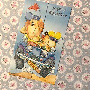 Zeldzame vintage kaart 'Happy Birthday' uit ca. jaren 80 met SCHATTIGE funky dieren in auto's ontwerp - binnenkant versierd - eenvoudige groet