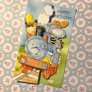 Zeldzame vintage kaart 'Happy Birthday' uit circa jaren 80 met uitgesneden voorkant - AANBIDDELIJKE dieren in een trein Ontwerp door Ken - binnenkant versierd - eenvoudige groet