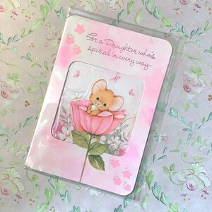 RARO cartão de aniversário vintage 'filha' dos anos 1980 - Cartão frontal fofo e kitsch com recorte de rato sentado em um design de rosa rosa - Decorado por dentro