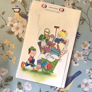 Fabuloso cartão vintage/retro da década de 1980 'New Home' com design divertido de mudança de casa - Um cartão Gallerie Dominique - Um cartão nostálgico para valorizar
