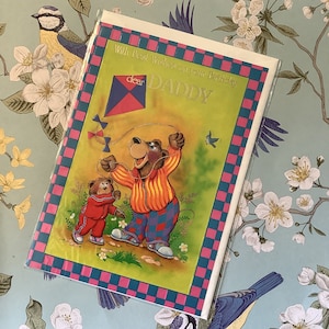 Cartão vintage/retro raro, por volta de 1970, 'Com os melhores desejos no seu aniversário, querido papai' - Design de pipa voadora fofa e urso bebê - Verso doce