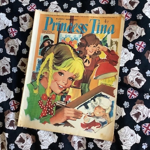 以下が含まれることがあります： ブロンドの髪の若い女の子が肖像画を描いている、ビンテージのコミックの表紙。コミックのタイトルは「プリンセス・ティナ」で、日付は「毎週月曜日、3月27日終了週」です。