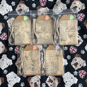 Lot de 3 étiquettes cadeaux en carton découpées avec illustration de livre pour enfants des années 1970 avec ficelle de jute - étiquettes cadeaux amusantes et uniques - nostalgie upcyclée