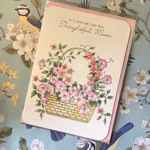SELTENE Vintage-Karte aus den 1980er Jahren mit der Aufschrift „With Birthday Love to a Thoughtful Mum“ mit hübschem Blumenkorb-Design – einfacher Gruß im Inneren – Nostalgie
