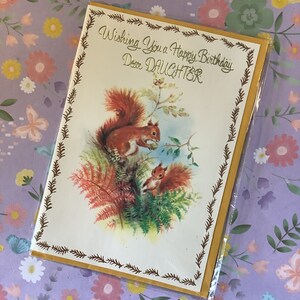 Cartão RARO retrô/vintage por volta dos anos 1970 "Desejando a você um feliz aniversário, querida filha" - design de esquilo doce em árvores com verso sentimental