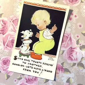 RARE carte postale couleur signée « Mabel Lucie Attwell » vintage vers les années 1950 - mignon bébé garçon et adorable chien design - carte postale à encadrer