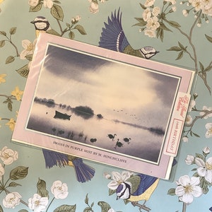 SUPERBE carte d'anniversaire rare et rare, datant des années 1980, représentant le design « Swans In Purple Mist » par M. Hinchcliffe - une carte nostalgique à encadrer