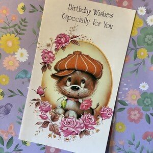 Cartão vintage raro da década de 1970 com "Desejos de aniversário especialmente para você" - Design retrô kitsch fofo de um cachorro usando um boné e segurando uma rosa rosa
