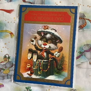 RARO Grande formato A4 Vintage Circa anni '70 "Auguri di Natale affettuosi per un papà meraviglioso" Gatto randagio retrò seduto in un bidone della spazzatura Design di J Patience