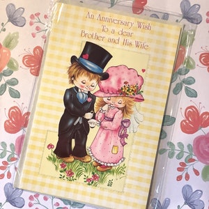 Cartão RARE Vintage/Retro Circa 1970 'Um desejo de aniversário para um querido irmão e sua esposa' - Design de noiva e noivo - Verso doce - Amantes retrô