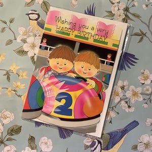 Cartão vintage raro por volta dos anos 1980 "Desejando a você um feliz aniversário" - Design superfofo "Dodgems" - Verso doce - Amigo amoroso vintage/retro